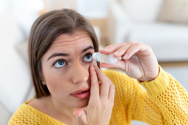 Invisible Evaporation: Why Your Hydrating Eye Drops Are Failing You Photo Credit: by stefamerpik, magnific.com
